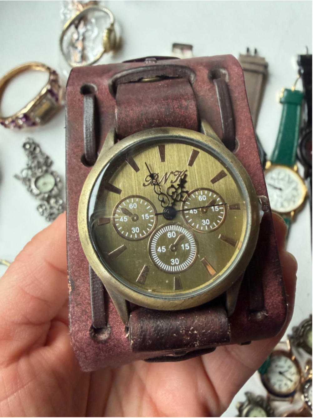 35+ Watch Lot – Guess, Elgin, Cuff, Bracelet & Fashion Watches - Picture 3 of 6